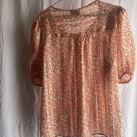 Flower-patterned flowing top. - Picture 4 of 5